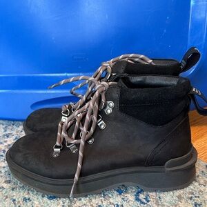 Sorel Women’s hi-line Black Lace-Up Ankle Boots size 7